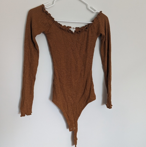 Off the shoulder bodysuit from Garage - Picture 1 of 4